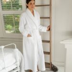 Arti Mimpi Mandi Pakai Baju: Makna Psikologis, Spiritual, dan Tafsir Lengkap