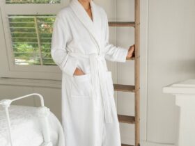 Arti Mimpi Mandi Pakai Baju: Makna Psikologis, Spiritual, dan Tafsir Lengkap